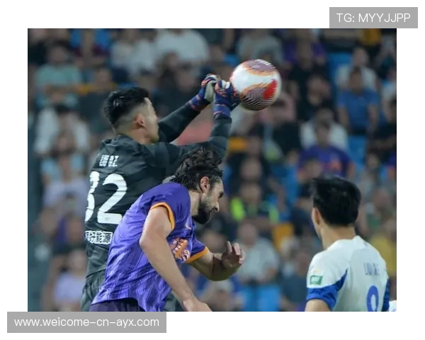 武汉三镇菲尔米诺二点球控制强，压制对手起脚空间